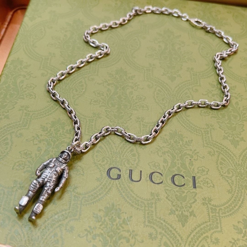 G*u*i necklaces
